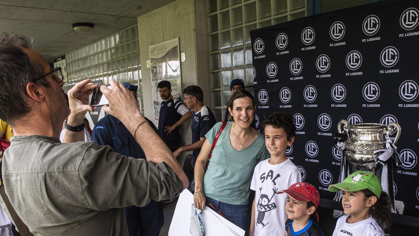 Roberto Mazza fotografa dei bimbi con la Coppa Svizzera