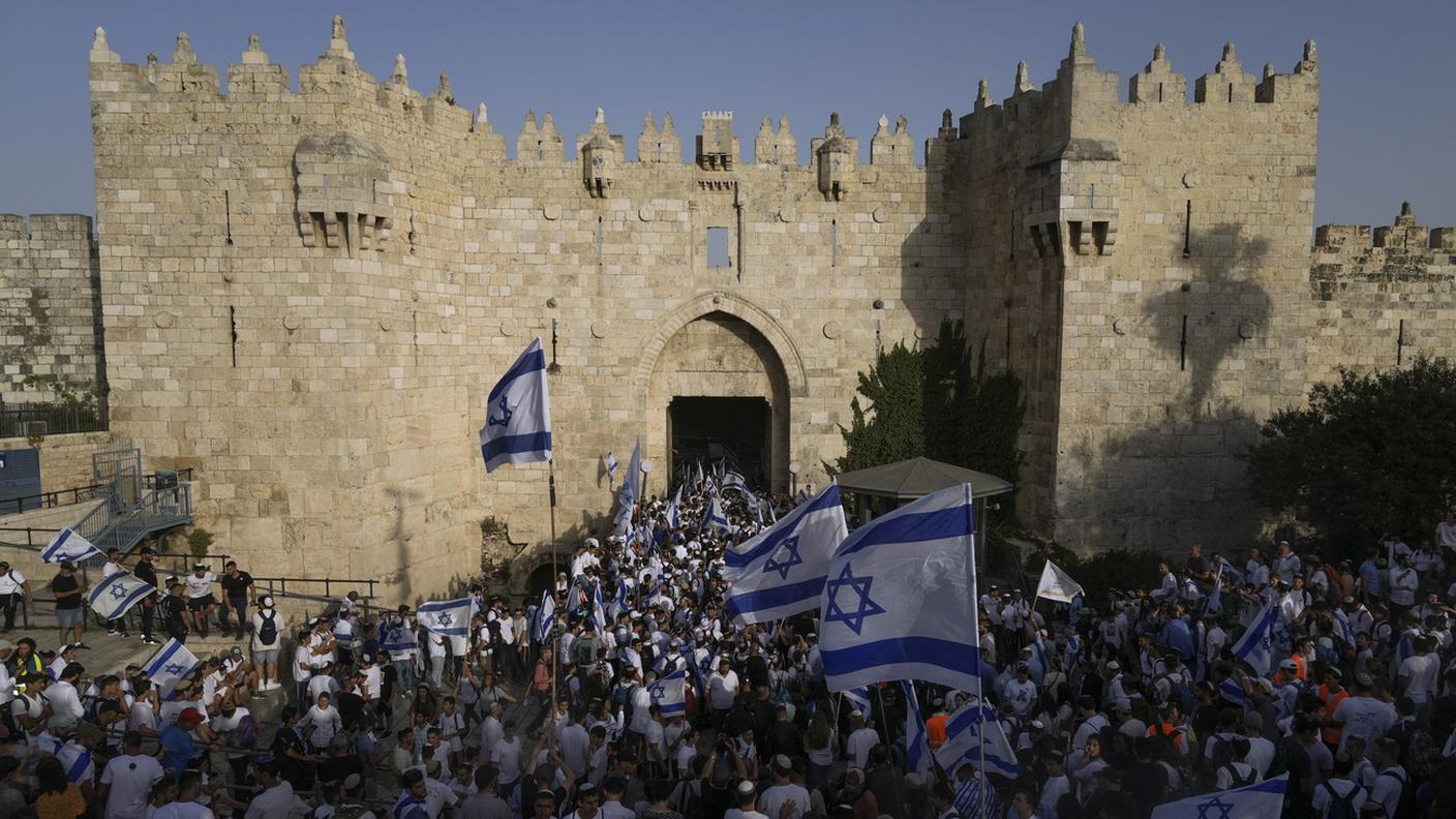 Israeliani sventolano la bandiera nazionale davanti alla porta di Damasco, fuori dalla Città Vecchia di Gerusalemme