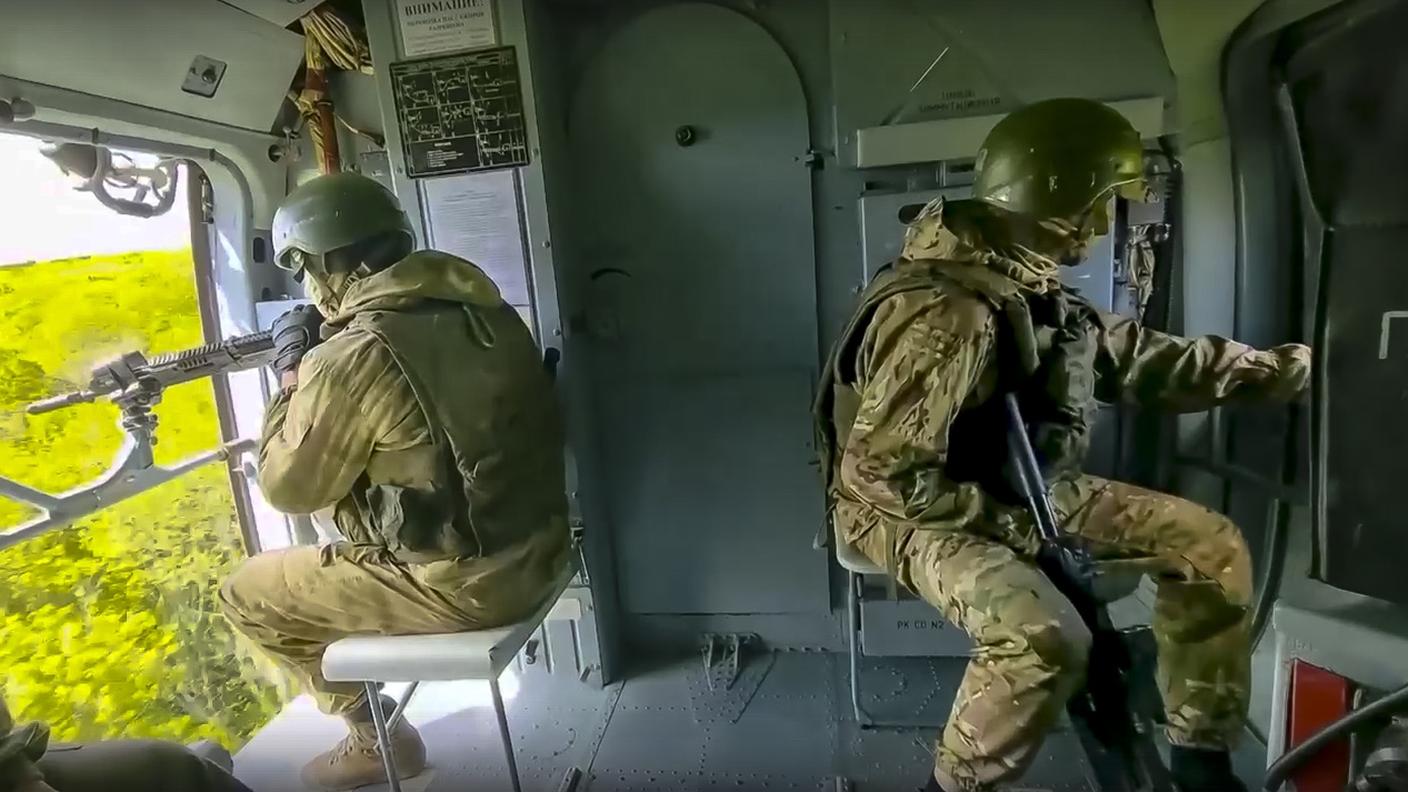 Soldati russi in elicottero durante l'operazione militare in Ucraina