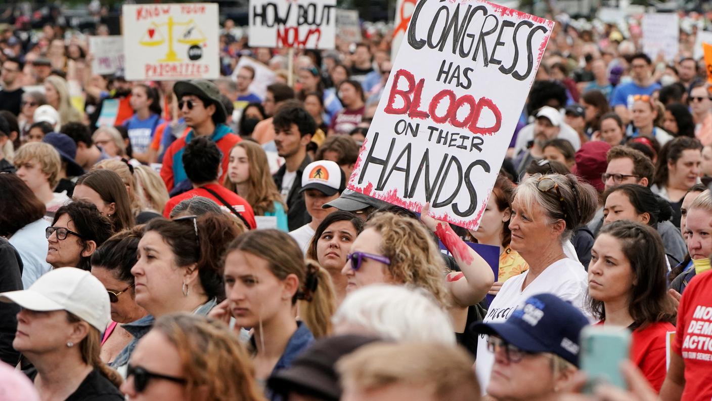 Migliaia di persone sono radunate a Washington