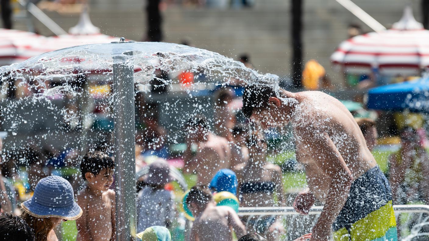 La canicola porta molte persone a cercare refrigerio in acqua