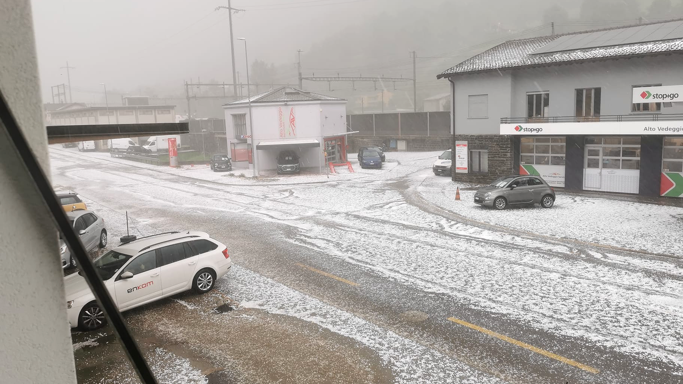 La strada cantonale imbiancata a Rivera