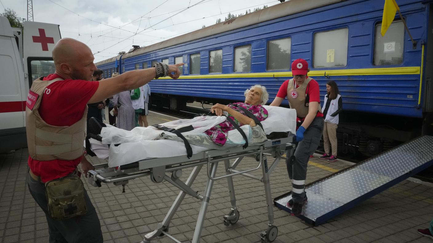 Un'anziana viene caricata su un treno speciale attrezzato da MSF per il trasporto di pazienti e feriti a Pokrovsk, nella regione di Donetsk 