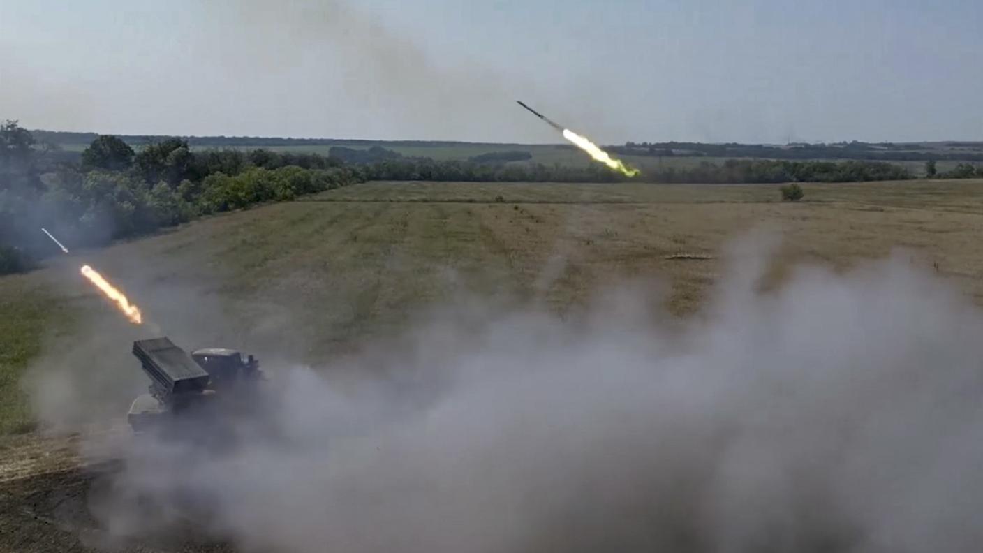 Un lancio di missili in una zona non identificata dell'Ucraina