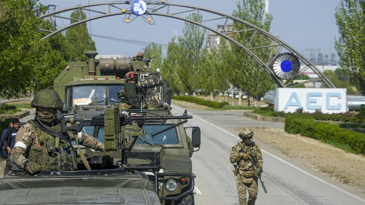 Soldati russi nei pressi della centrale di Zaporizhzhia