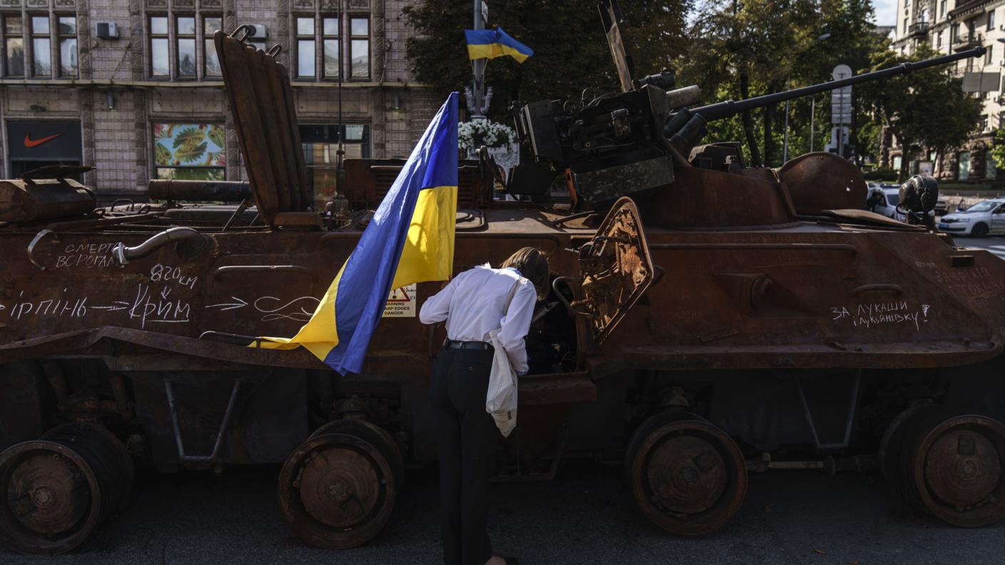 In agosto, le forze ucraine lanciano una vasta controffensiva per riprendere il controllo della regione di Kherson