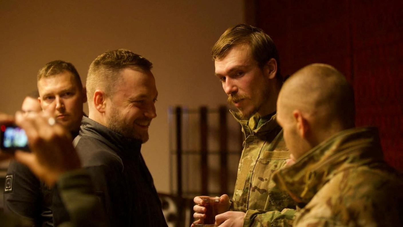 Il ministro dell'Interno ucraino Monastyrskyi con il comandante Prokopenko, a destra, liberato dai russi
