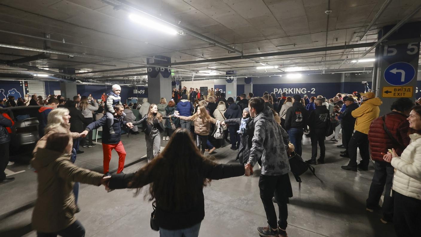 Un concerto dell'Opera di Kharkiv nel parcheggio di un centro commerciale, usato come rifugio  