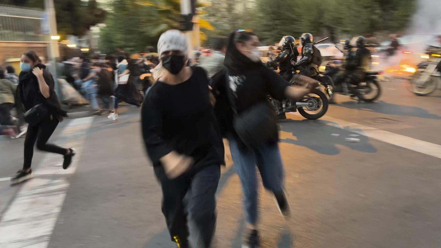 Donne fuggono per non essere manganellate dalla polizia iraniana a Teheran