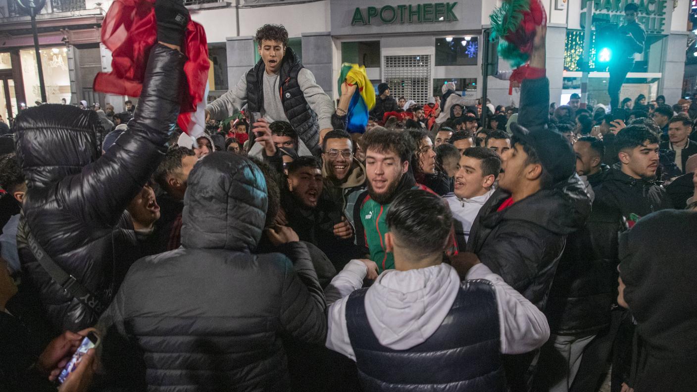 Nel bilancio dei disordini - ancora da definire - anche un giornalista è rimasto ferito