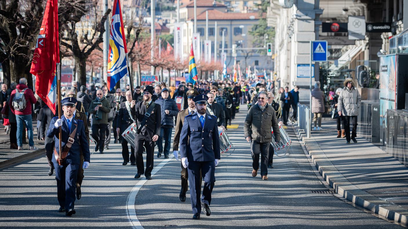 Un momento del tradizionale corteo delle associazioni cittadine sul lungolago