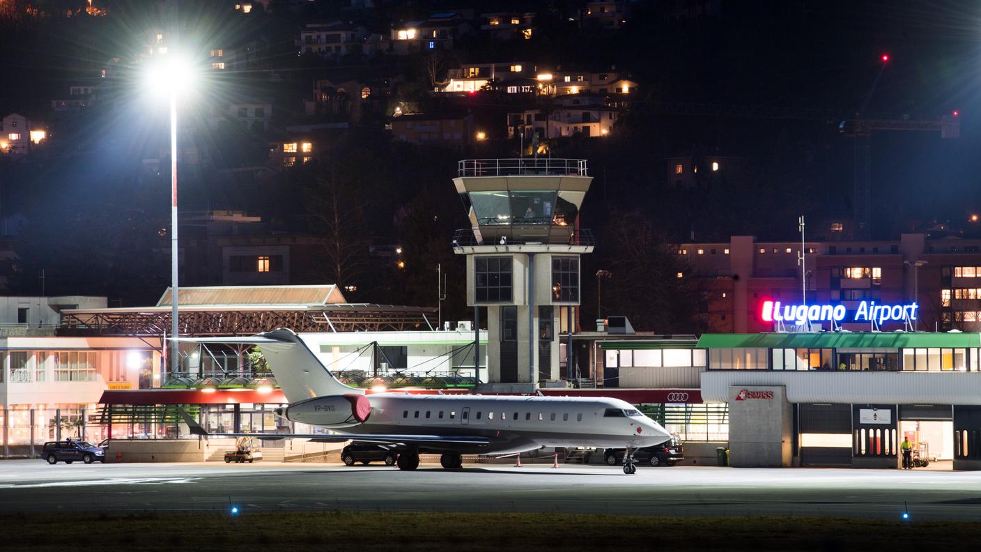 Veduta notturna del Lugano Airport