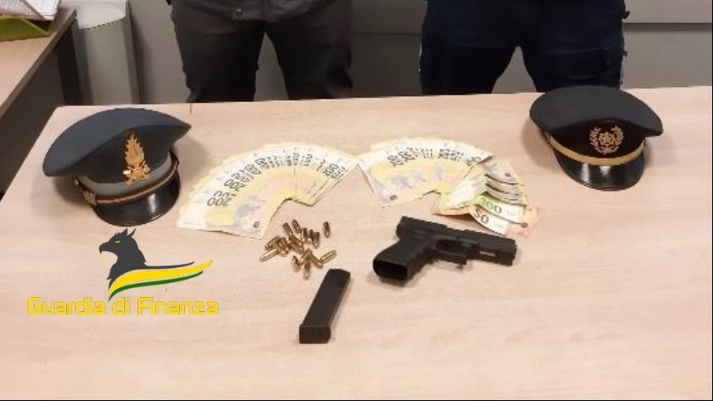 L'arma e il contante sequestrato