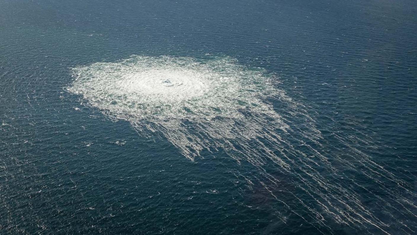 Il gas che erompe nel mare dalla condotta danneggiata