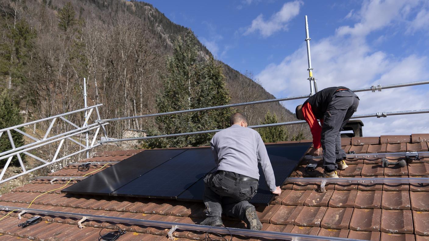 Tra i temi anche l'obbligo dei pannelli solari sui nuovi edifici