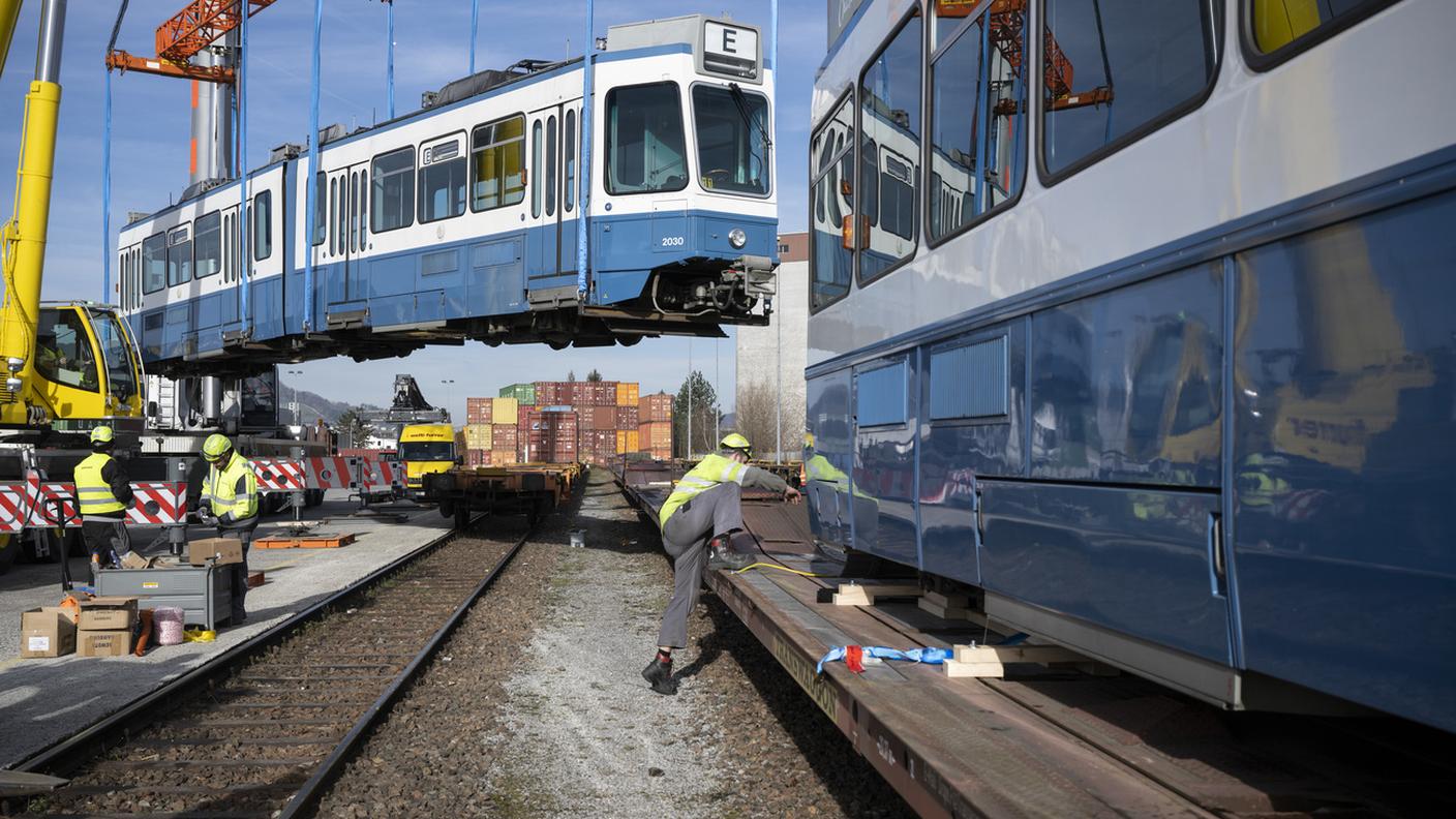 L'operazione di carico dei tram sul treno diretto in Ucraina