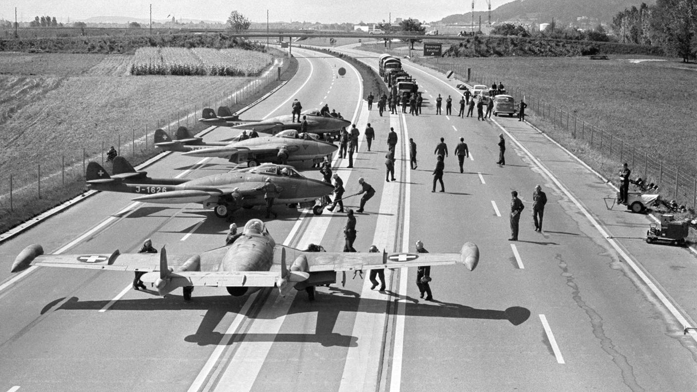 Succedeva veramente: quattro Venom DH-112 fermi dopo l'atterraggio sull'A1 vicino a Oensingen durante l'esercitazione STRADA il 16 settembre 1970