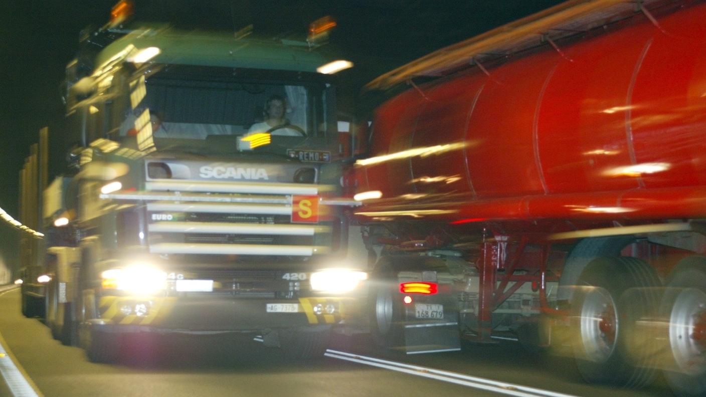 La cifra dei transiti resta ben superiore all’obbiettivo vincolante posto dall’iniziativa approvata nel 1994, che fissa il numero massimo a 650'000 attraversamenti annuali