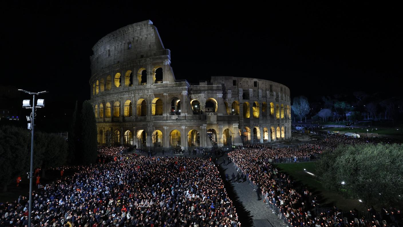 Un momento della celebrazione della via Crucis al Colosseo