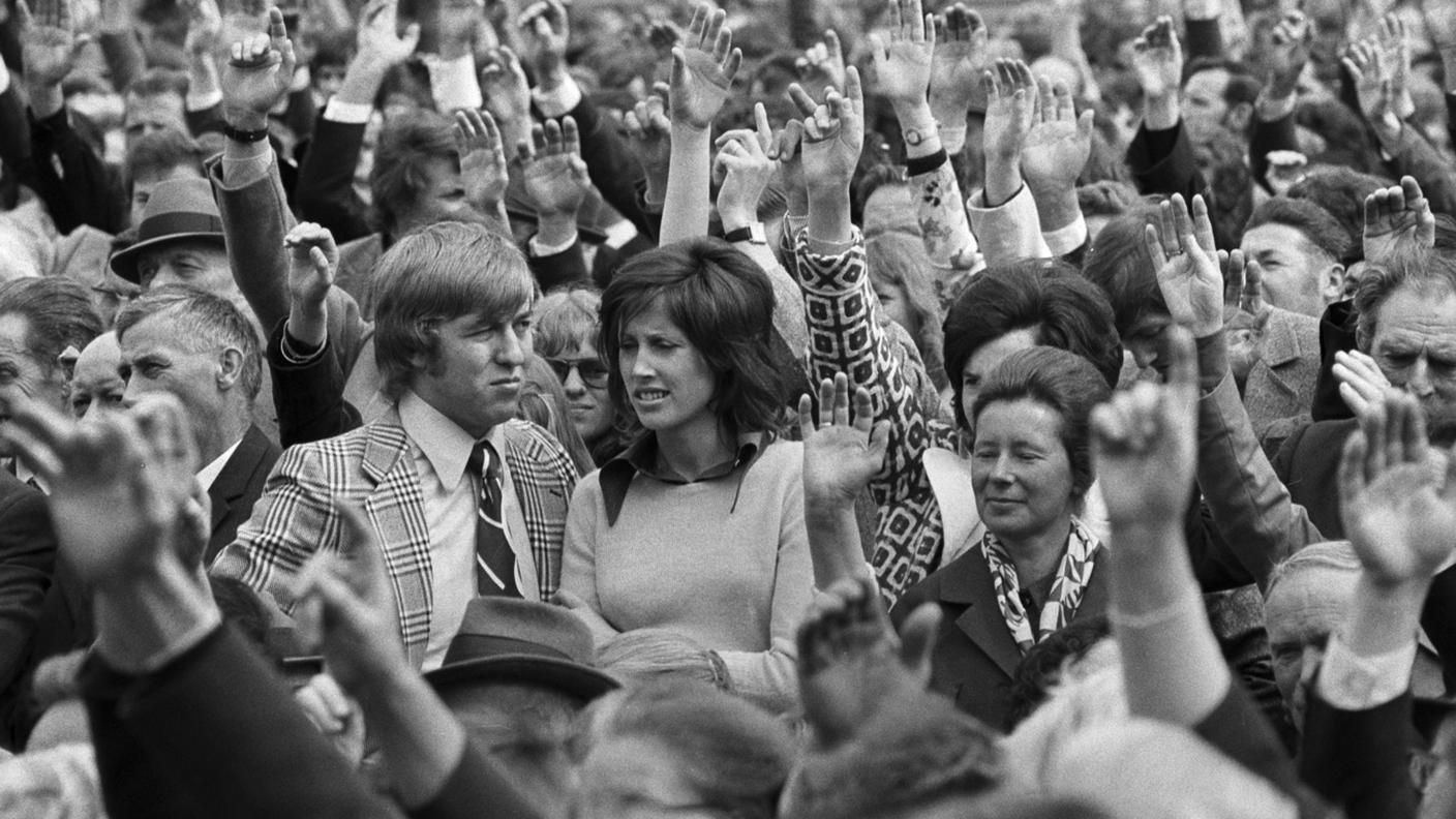 Un tempo in alcuni cantoni la Landsgemeinde si riuniva anche per le votazioni federali. Qui quella del 29 aprile 1973 a Stans, la prima con la partecipazione attiva delle donne nidvaldesi 
