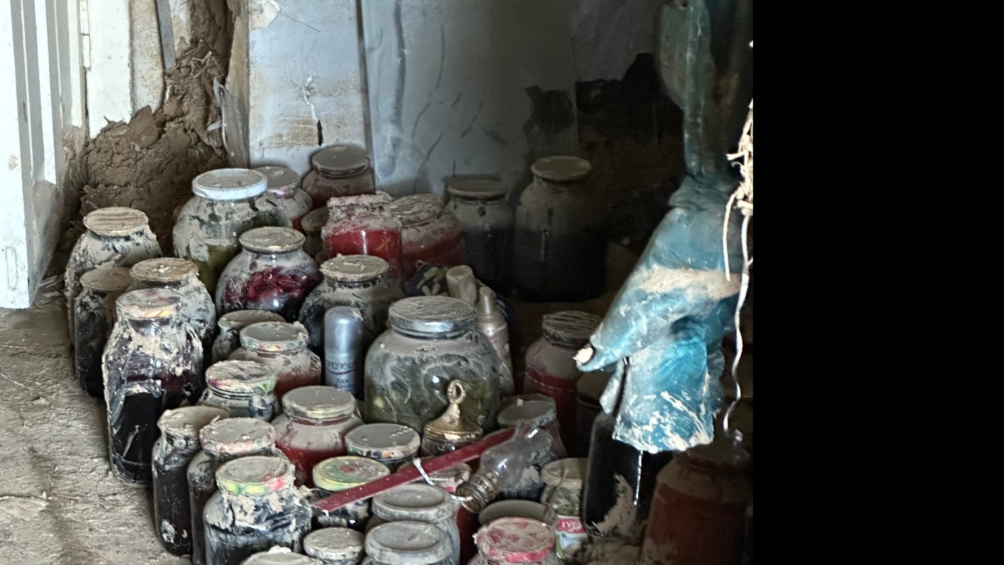 Le riserve alimentari conservate nei barattoli, coperti di fango e stipati in un angolo della casa