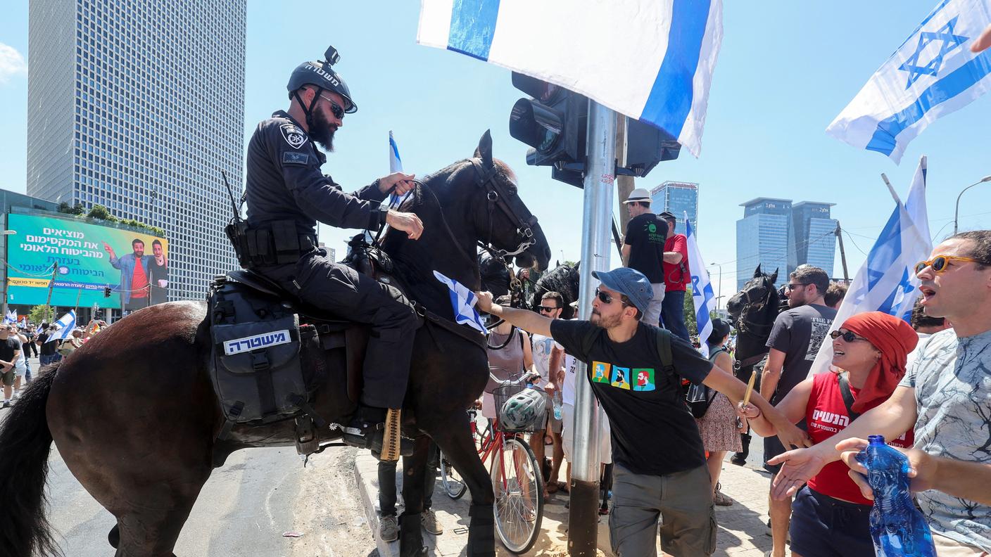 La piazza prostesta contro la revisione del sistema giudiziario fortemente voluta del primo ministro Netanyahu e dalla sua coalizione di governo
