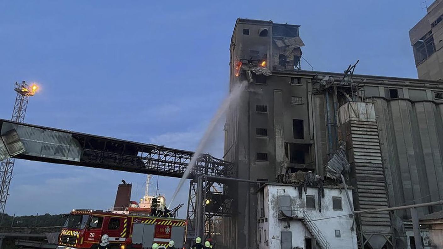 Uno dei silos colpiti dai droni russi presso Odessa. 