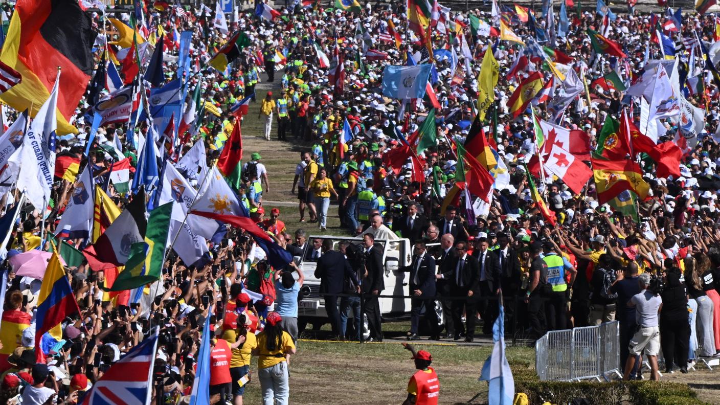 Il papa arriva al Parque Eduardo VII di Lisbona per la celebrazione della messa, momento culminante delle Giornate Mondiali della Gioventu 2023