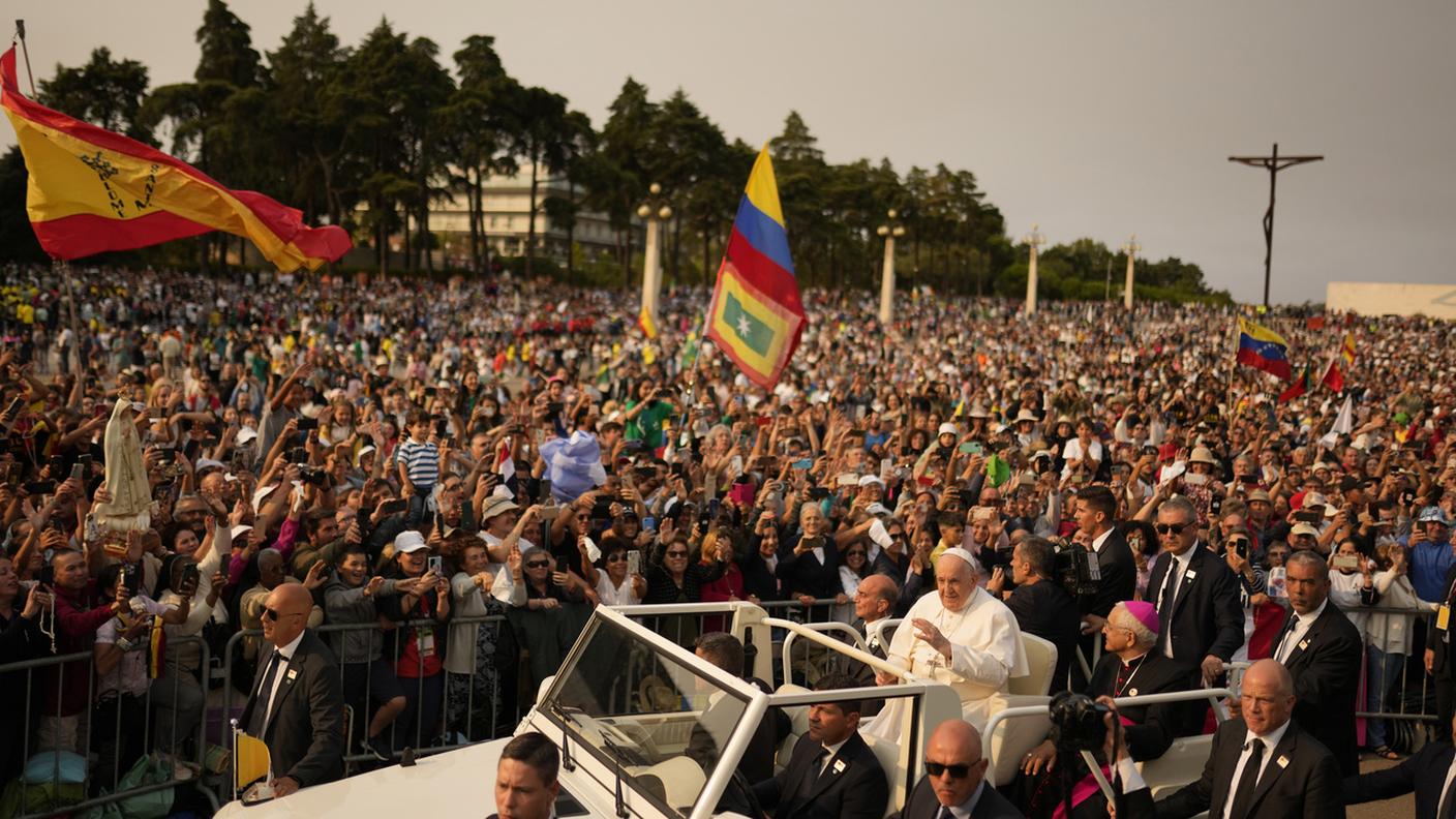 La folla saluta l'arrivo del pontefice a Fatima