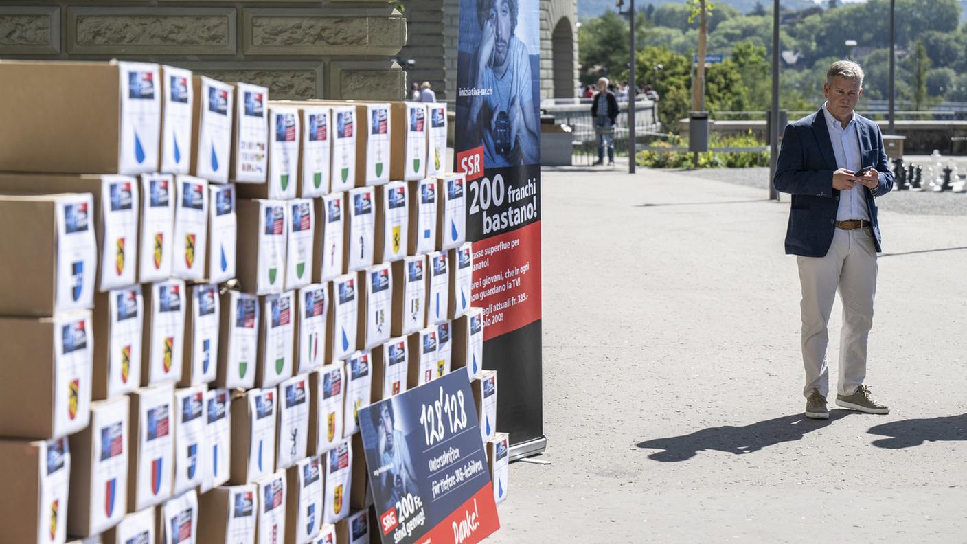 Il presidente dell'UDC svizzera Marco Chiesa con le firme pronte alla consegna