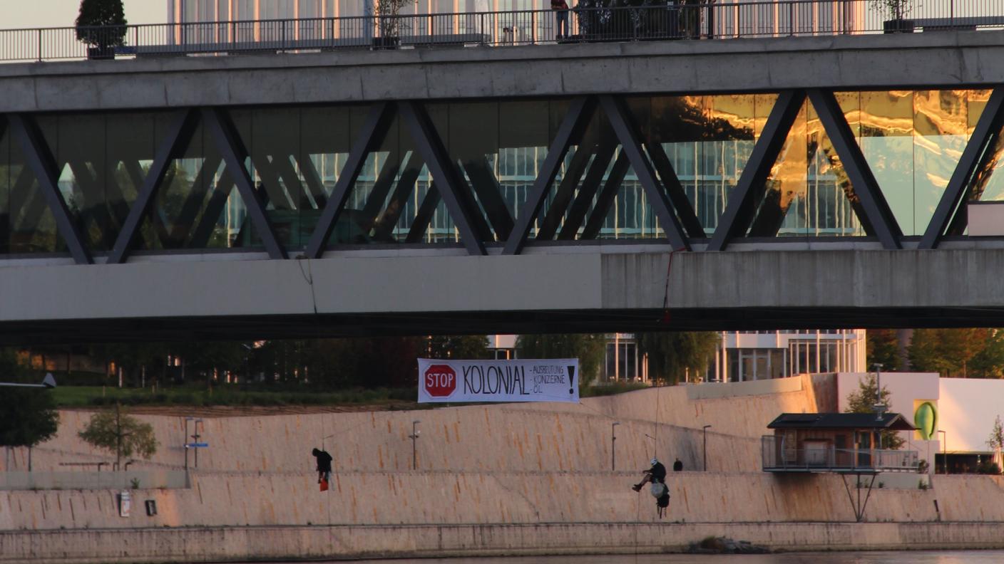 La protesta sull'ultimo ponte svizzero sul Reno prima del confine