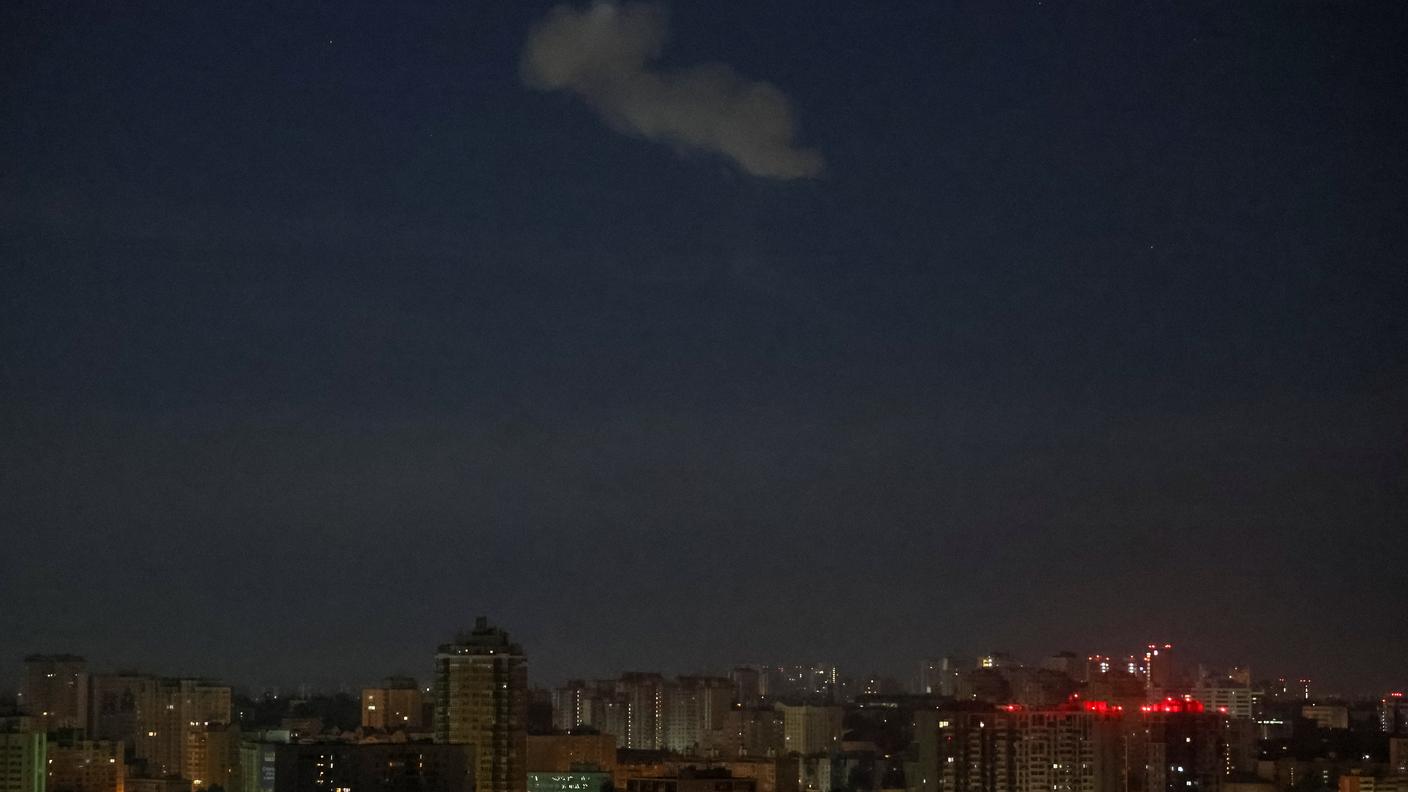 Il fumo di un drone abbattuto sopra Kiev