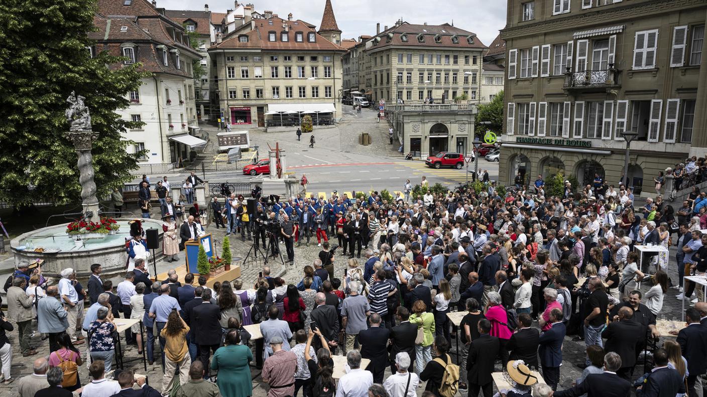 Il presidente Alain Berset pronuncia il suo discorso davanti al municipio di Friburgo