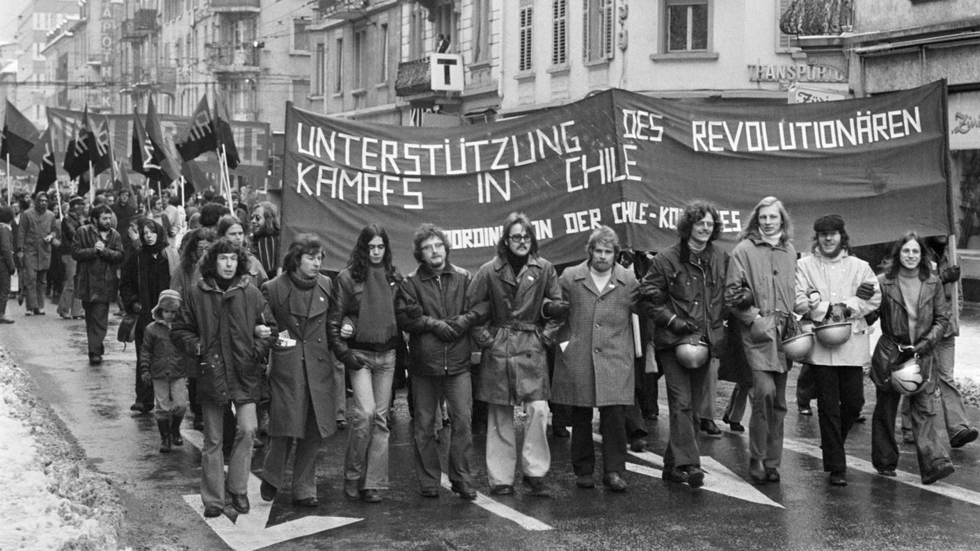 50306865_highres.jpg Circa 2'000 manifestanti manifestano a Zurigo, in Svizzera, contro la dittatura militare cilena