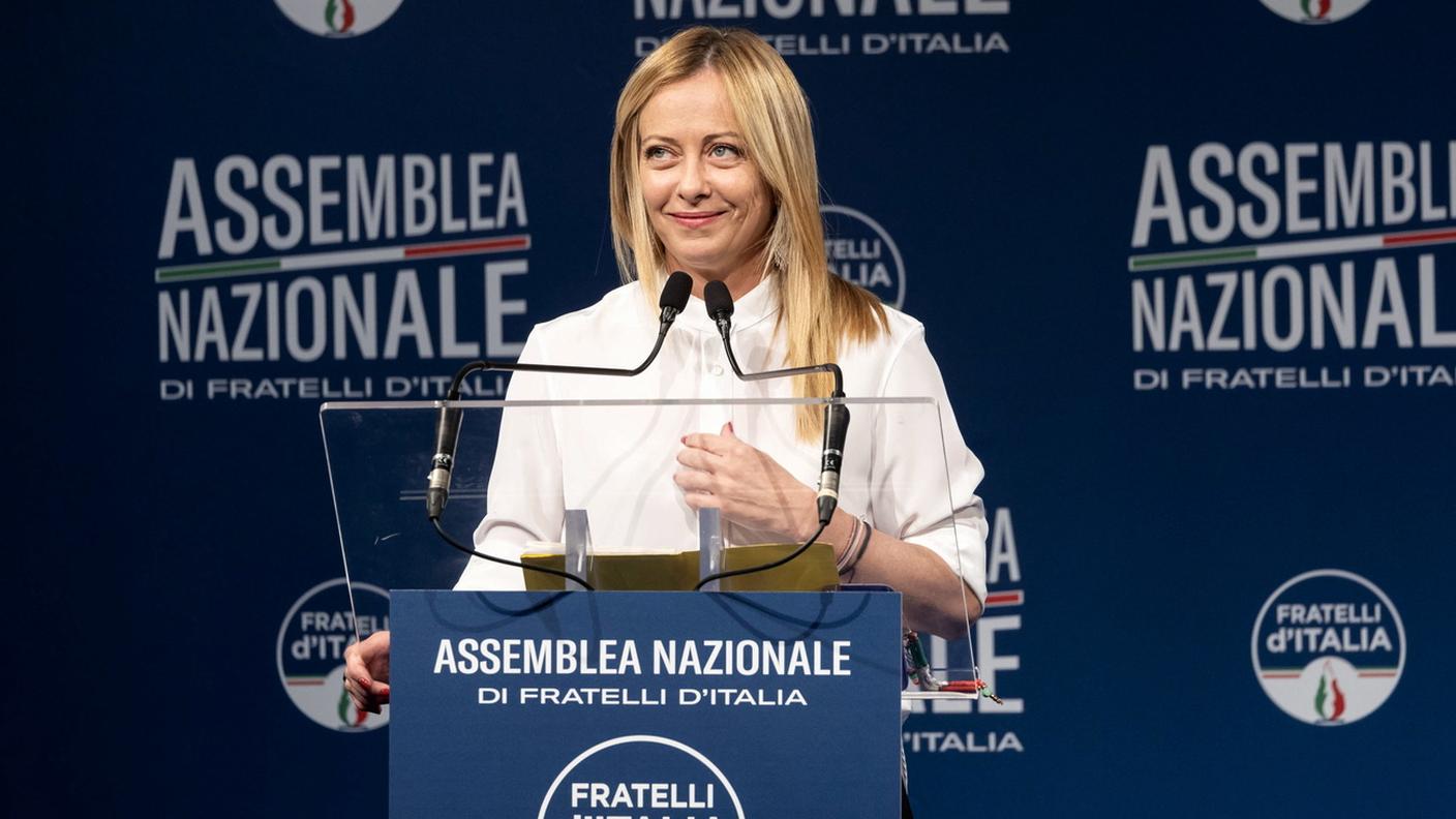 Giorgia Meloni, prima ministra italiana, all'assemblea nazionale