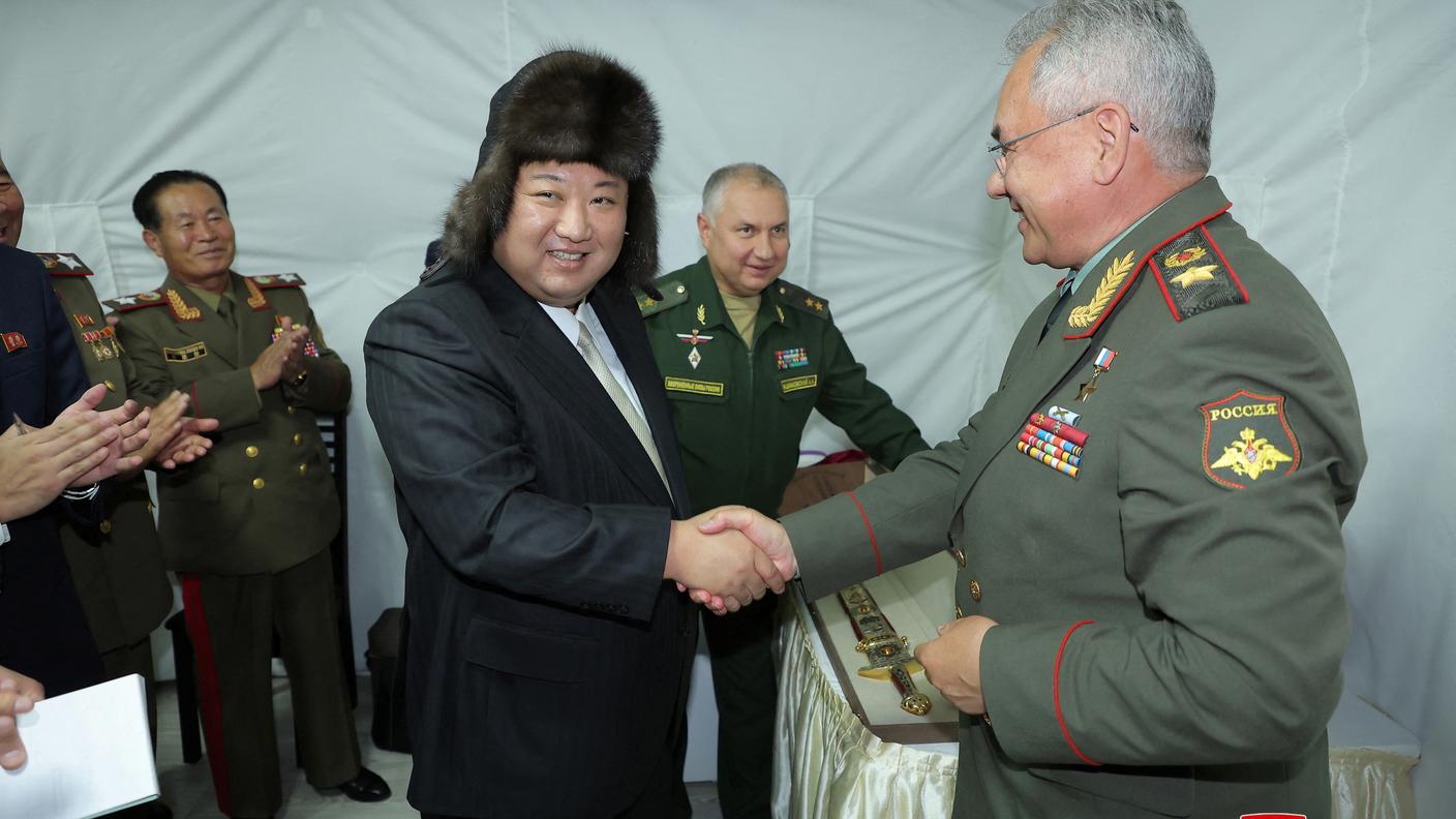 La stretta di mano del leader coreano Kim Jong-un con il ministro della Difesa russo Sergei Shoigu a Vladivostok