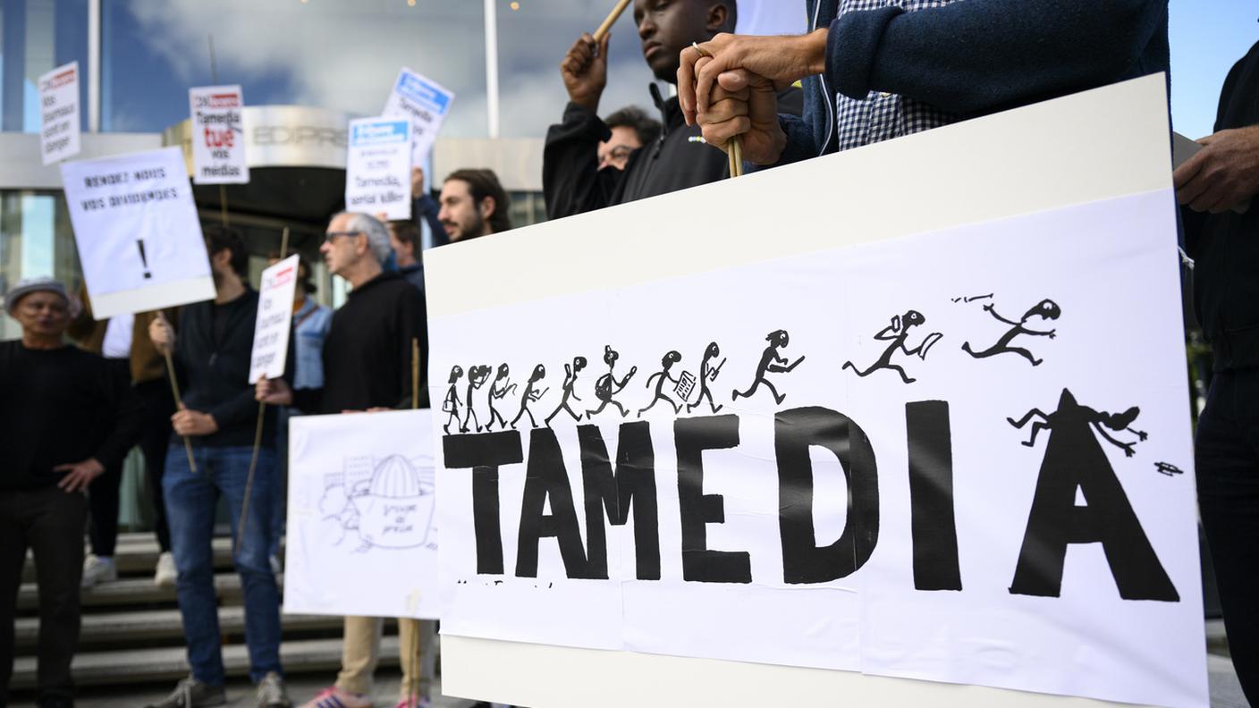 Giornalisti romandi manifestano lunedì mattina davanti alla torre di Edipresse a Losanna