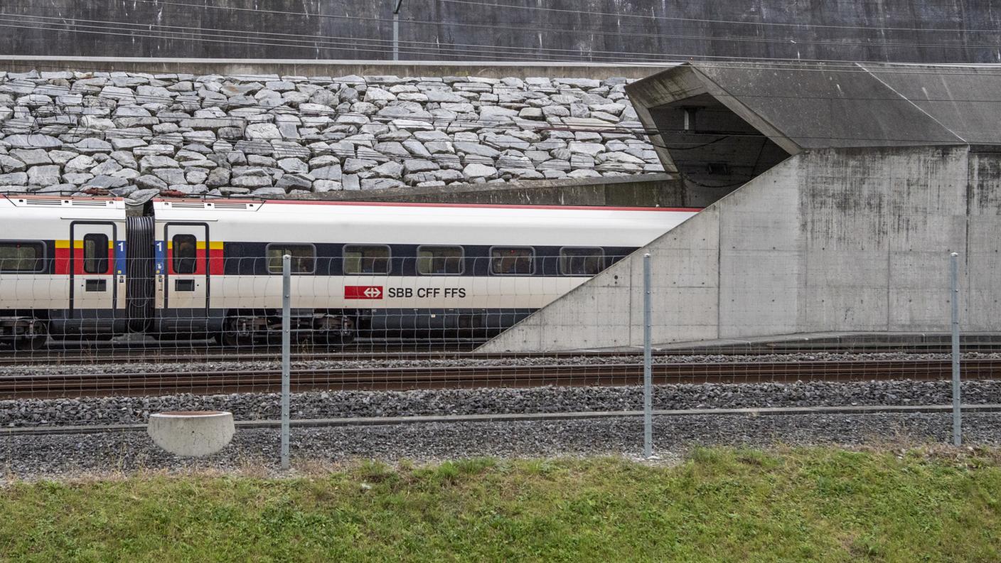 Il primo convoglio passeggeri transitato nel tunnel dopo il deragliamento