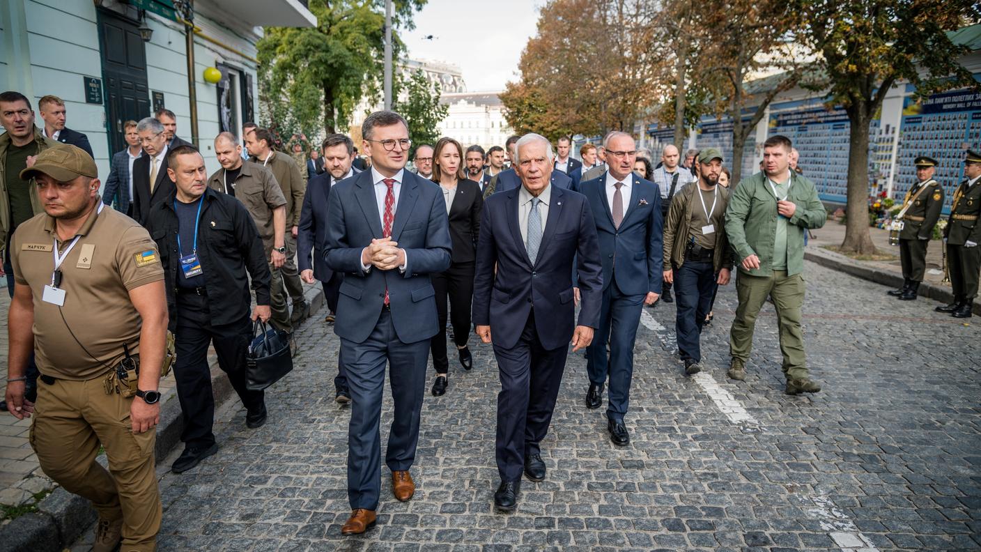 Il gruppo dei ministri nel centro di Kiev, con in testa il capo della diplomazia ucraina Dmytro Kuleba e il responsabile della politica estera dell'UE Josep Borrell