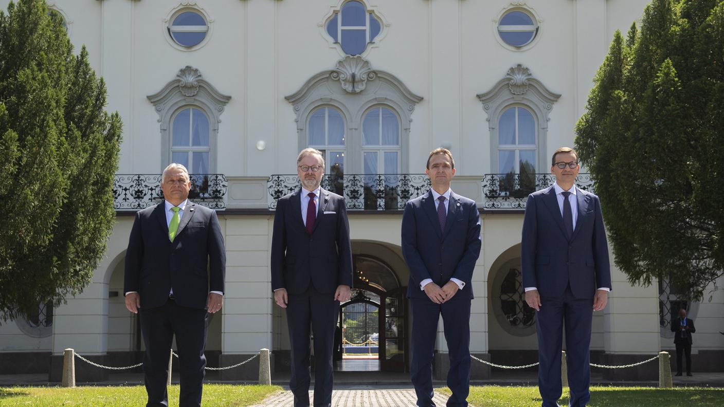 L'ultimo incontro del 26 giugno: da sinistra l'ungherese Viktor Orban, il ceco Petr Fiala, lo slovacco Ludovit Odor (la prossima volta probabilmente ci sarà Robert Fico) e il polacco Mateusz Morawiecki