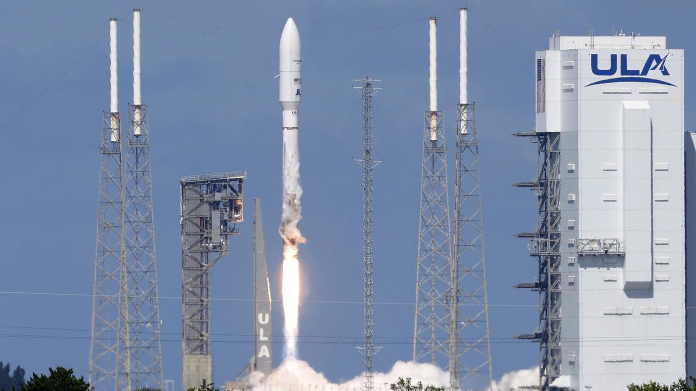 Un razzo Atlas 5 con a bordo la navicella spaziale di Amazon è decollato venerdì dalla stazione spaziale di Cape Canaveral