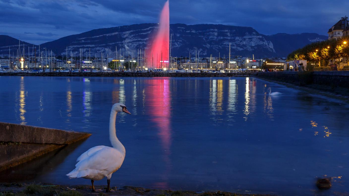 Ginevra con il suo "Getto d'acqua", in rosso per il 70esimo anniversario della Convenzione di Ginevra nel 2019
