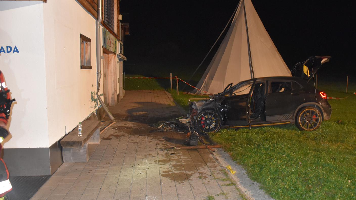 L'auto guidata dal ragazzo distrutta dopo l'urto frontale contro il muro di una casa