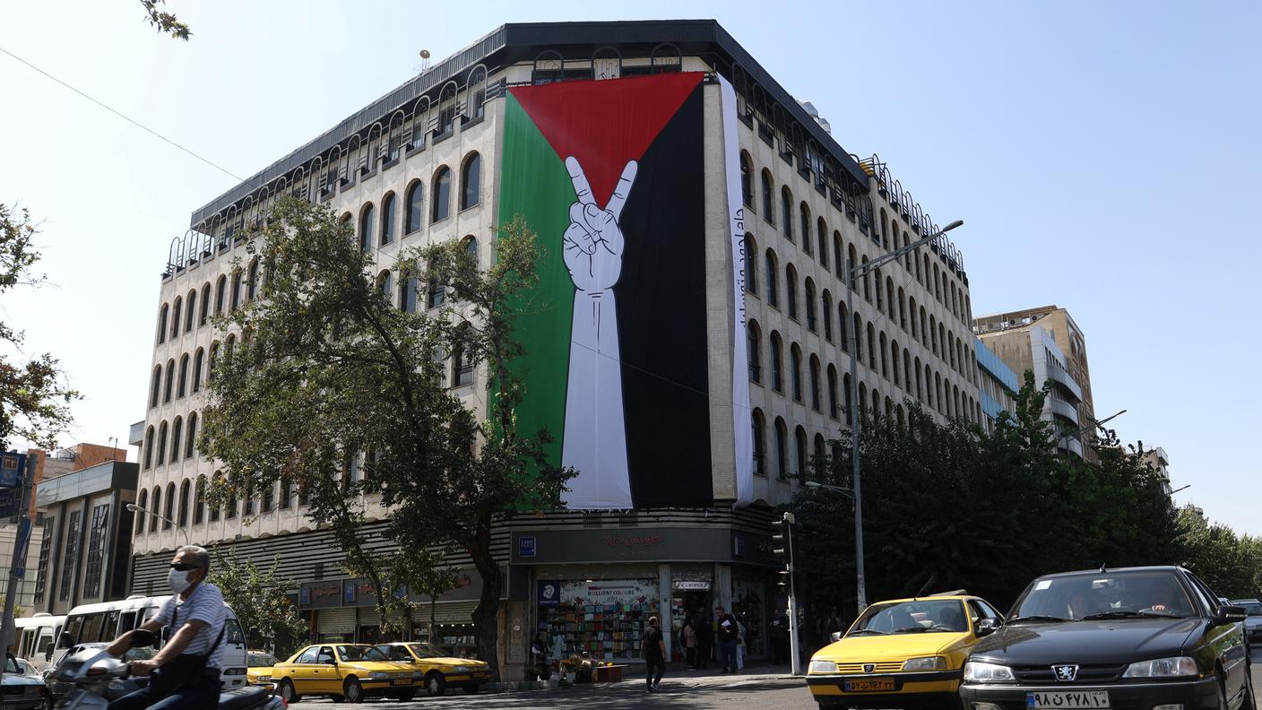 Una grande bandiera della Palestina su un palazzo di Teheran in Iran