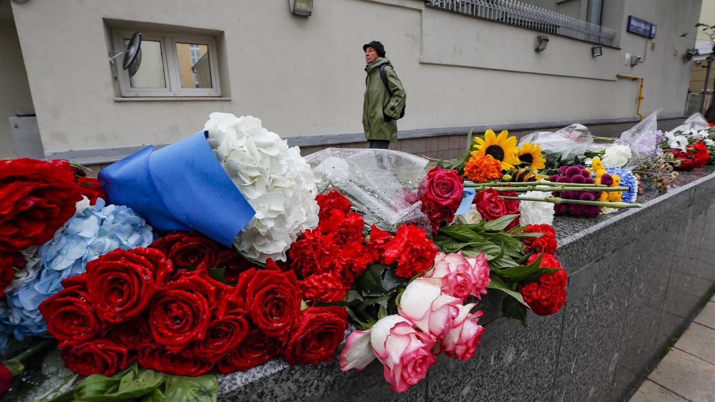 Fiori in memoria delle vittime degli attacchi di Hamas