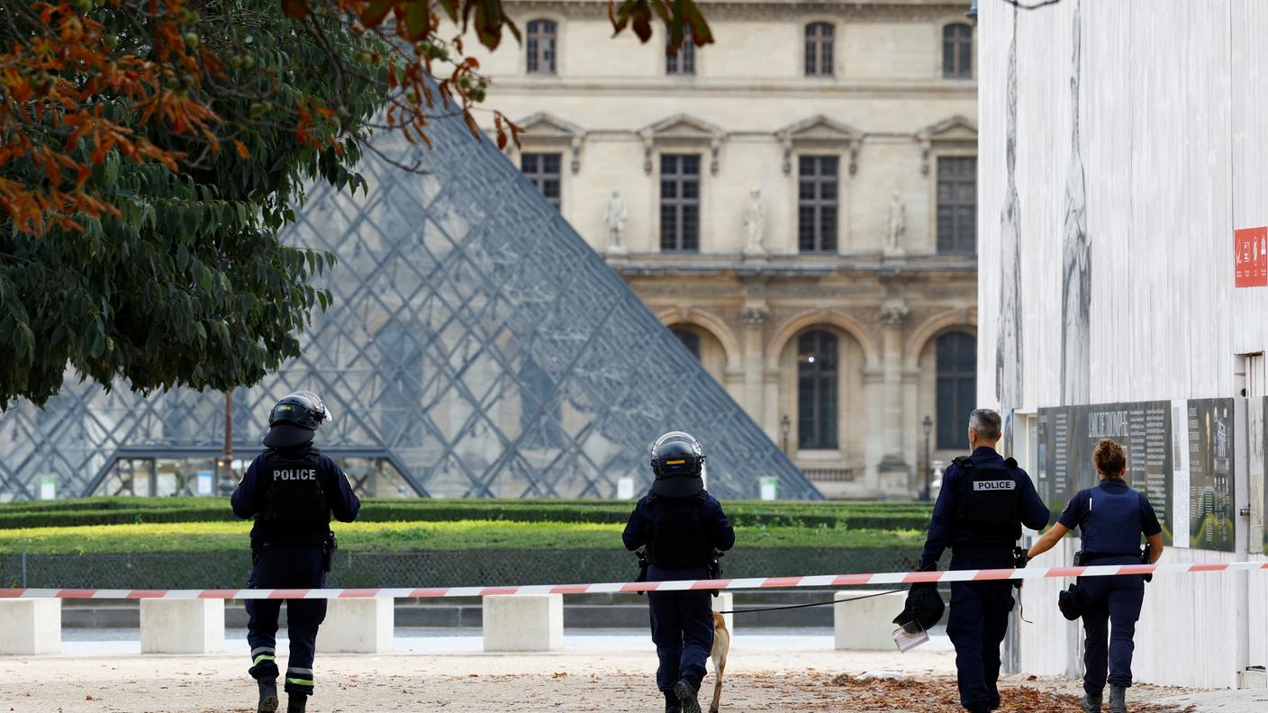 Agenti della polizia francese pattugliano davanti al museo del Louvre, chiuso per motivi di sicurezza