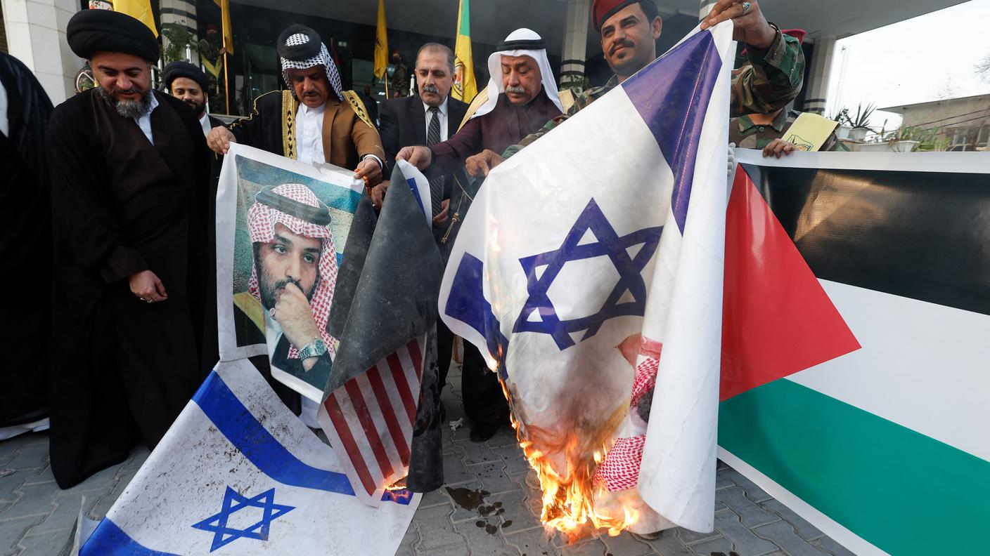 Bandiere di Israele e Stati Uniti bruciate a Najaf, in Iraq, da un membro di Hezbollah in segno di solidarietà con i palestinesi di Gaza