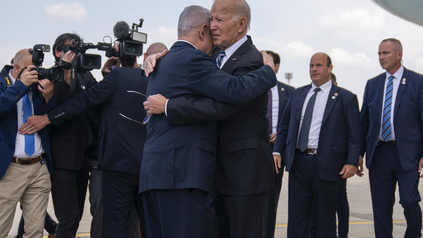 L'abbraccio in aeroporto con Benjamin Netanyahu