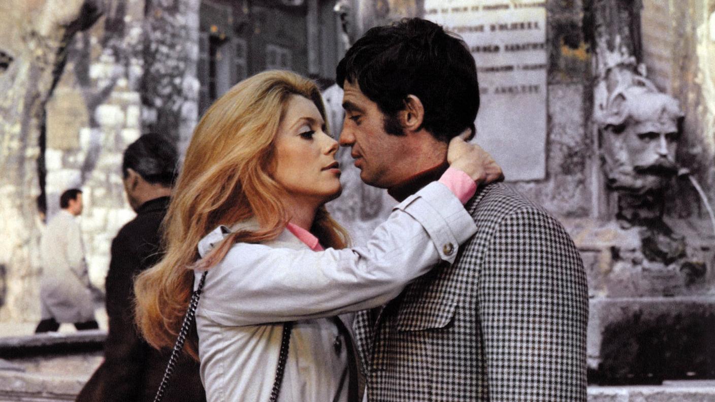 Jean Paul Belmondo e Catherine Deneuve dal film "La mia droga si chiama Julie", regia di Francois Truffaut