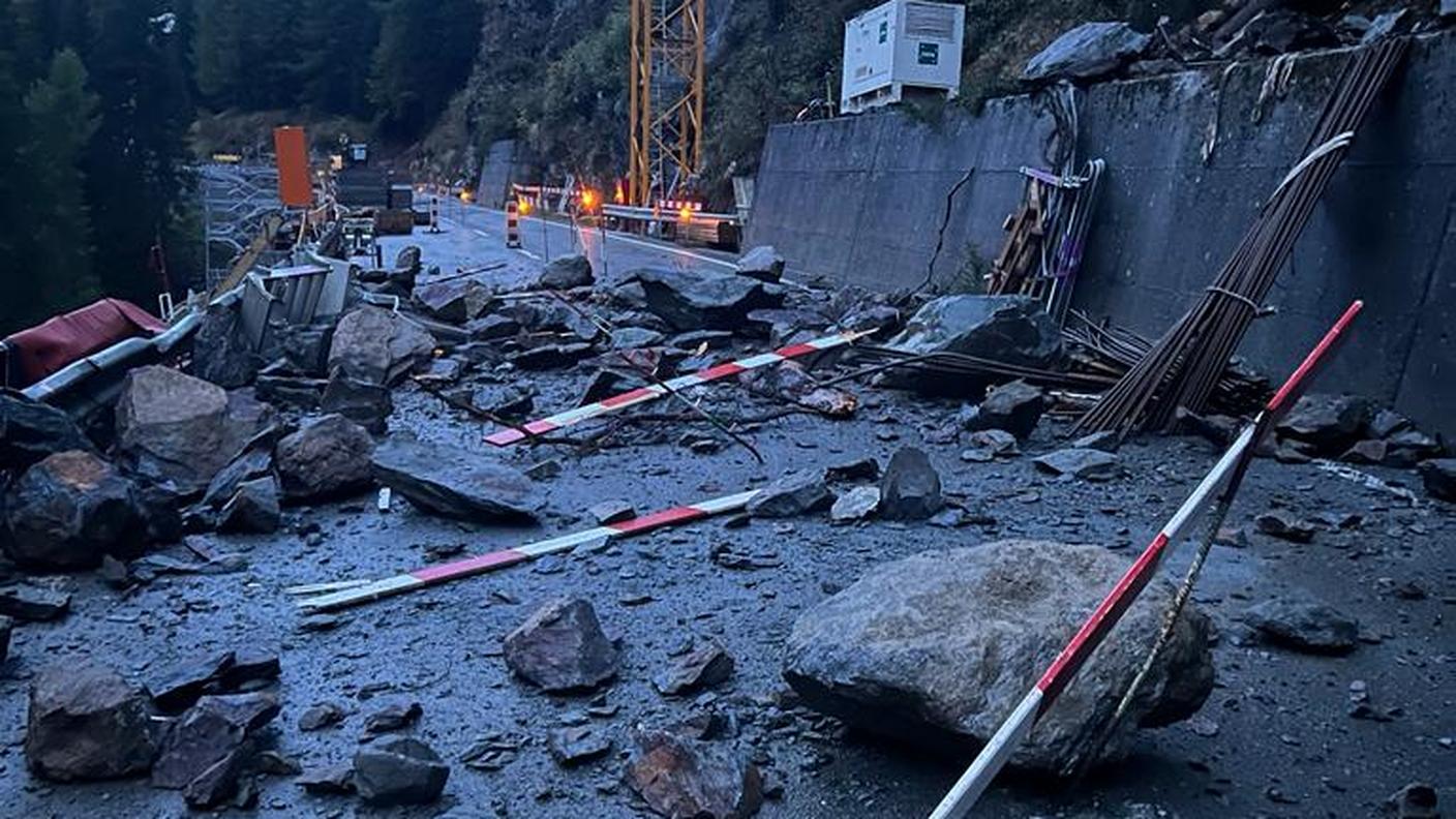 Il materiale roccioso caduto giovedì sera sulla strada del Bernina